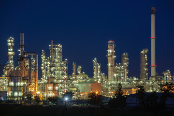 Obraz na płótnie Canvas Twilight scene of oil refinery plant and power plant of Petrochemistry
