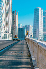 Naklejka premium city harbour bridge, metal fence in the city
