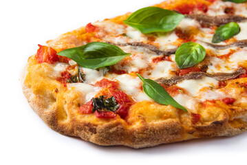 Deliziosa pinsa romana condita con mozzarella, sugo, acciughe e basilico, cibo italiano 