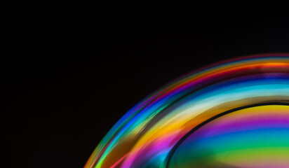 虹のような模様のシャボン玉