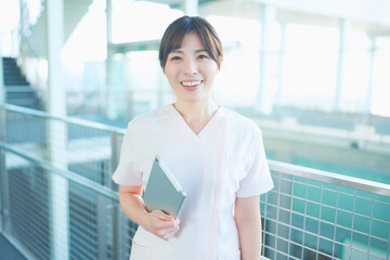 タブレットを持った病院で勤務する女性医療従事者