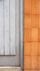 Baldosas marrones y puerta gris en calle urbana