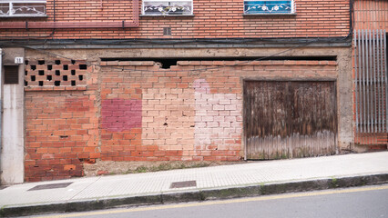 Pared de ladrillos con manchas de pintura en callejón