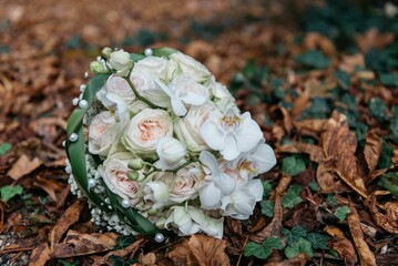 Obraz na płótnie Canvas Closeup shot of the bride's bouquet with white flowers