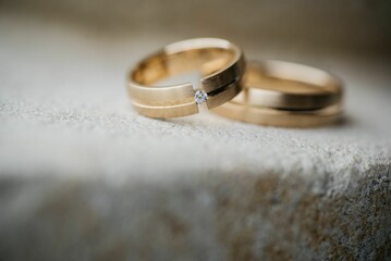 Obraz na płótnie Canvas Closeup of two golden wedding rings