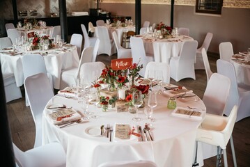 Beautifully arranged table at a wedding reception - obrazy, fototapety, plakaty