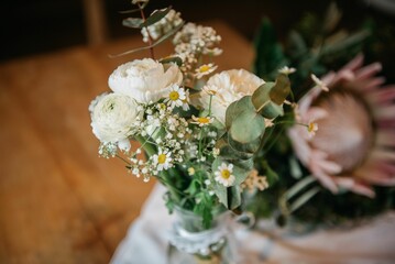 Obraz na płótnie Canvas Selective focus shot of a white bouquet in a vase