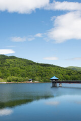 新緑の山を映す湖
