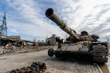 Fototapeta na wymiar damaged military tank on a city street in Ukraine