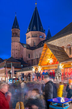View of Christmas Market and Cathedral in Domplatz, Mainz, Rhineland-Palatinate, Germany