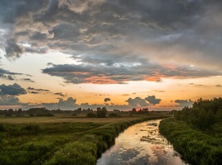 Piękny zachód słońca nad rzeką, Południowe Podlasie