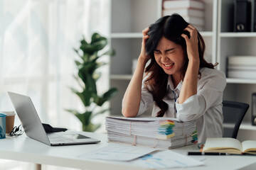 Obraz premium Young woman screaming because of problems with documents in the office.