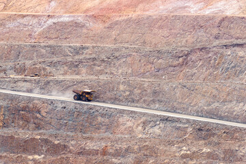 a dump truck driving in to the mine, gold mine, kalgoorlie, boulder, goldfields, western australia, australia, ozeanien