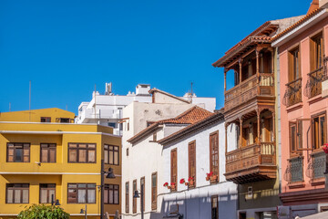 Fototapeta na wymiar Der Balkon in Spanien unverzichtbar an mehrstöckigen Häusern und Hotels, in seinen vielfältigen Stilen und Formen