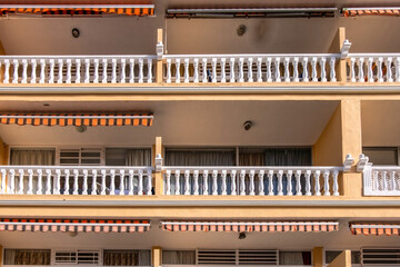 Der Balkon in Spanien unverzichtbar an mehrstöckigen Häusern und Hotels, in seinen vielfältigen Stilen und Formen