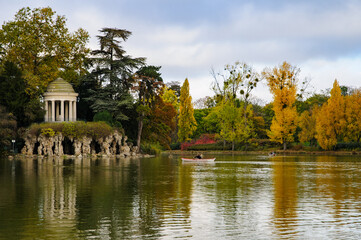Fototapeta na wymiar Lake in the Bois de Vincennes park, Paris, France