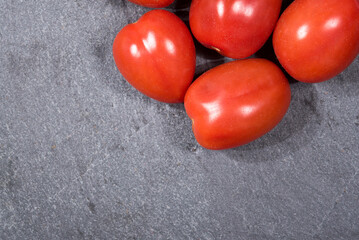 dei bellissimi pomorini di colore rosso vivo su sfondo nero