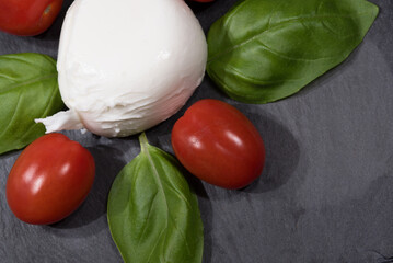 mozzarella di bufala con pomodorini e basilico, la caprese in italia
