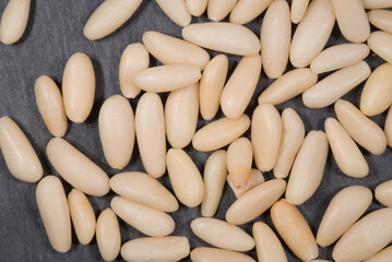 un bello sfondo di pinoli, l'importanza dei pinoli nella dieta