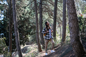 Obraz premium Long hair man in green forest