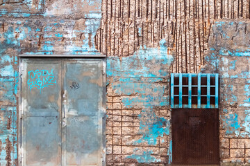 Blaue Zement Wand Hintergrund / Alte ruinierte und fleckige, schmuddelige Wandtextur / Textur / Hintergrund / Abstrakt / Wand / Blau / Risse / Struktur / Farbe / Oberfläche / zerbröckelt / beschädigt