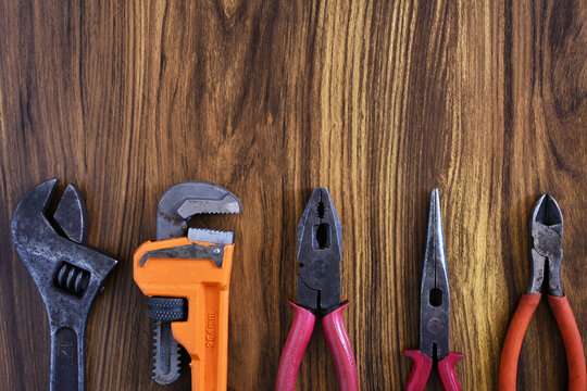 Herramientas de trabajo sobre una mesa de madera. Concepto d&iacute;a del trabajo. Espacio para texto en la parte superior.