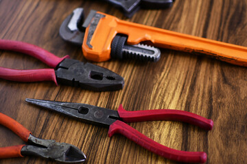 Herramientas de trabajo sobre una mesa de madera. Concepto día del trabajo.
