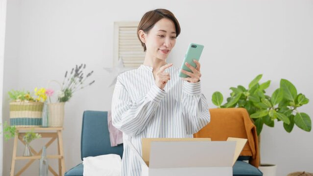 通信販売で衣類を売買する若い女性　ビジネスイメージ