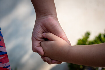 Ni&ntilde;as peque&ntilde;as tomadas tiernamente de la mano