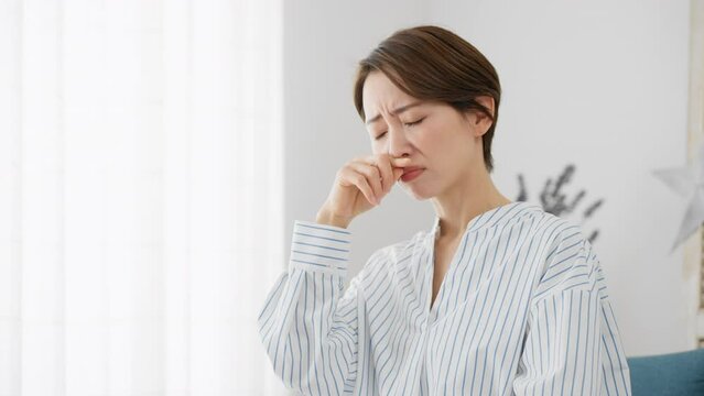 鼻炎で苦しむ若い女性　花粉症イメージ	