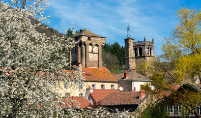 Blesle classé comme l'un des plus beaux villages de France, vue sur le clocher Saint Martin et le Donjon des barons de Mercoeur . Départemnt de la Haute Loire. Auvergne Rhone Alpes. France