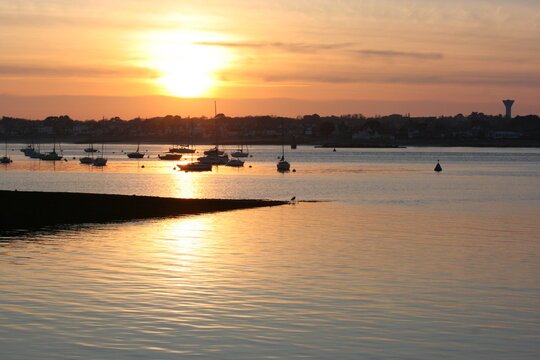 Coucher de soleil sur la rade de Lorient, vue prise &agrave; partir de Port-Louis (Bretagne, Morbihan, France)