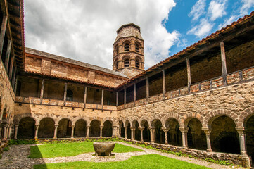  Cloître de l’abbaye de Lavaudieu en Haute-Loire fut fondée en 1057 par Robert de Turlande,...