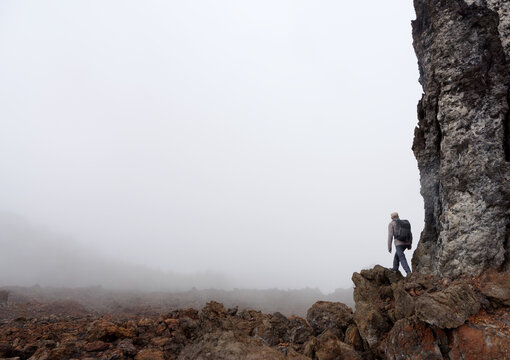 Wanderung in einer Lavalandschaft auf Teneriffa, Spanien