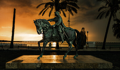 Reiterstatue auf einem Sockel in der nähe vom Strand