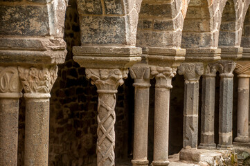   Chapiteaux du cloître de l'Abbaye de Lavaudieu édifiée en 1057 par saint Robert de Turlange,...