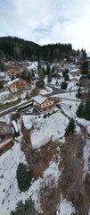 vue panoramique de haut en bas par drone d'un chalet de la commune de Saint Jean de Sixte en hiver sous la neige avec ambiance rustique