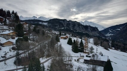 vue aérienne de la montagne à côté de la commune de Saint Jean de Sixte en hiver sous la neige