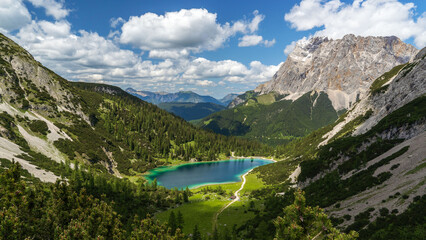 Fototapeta na wymiar Der Seebensee in in Tirol, Österreich, ist umrahmt von den hohen Bergen des Miemiger Gebirges. Gesehen von der Coburger Hütte mit Blick auf die Zugspitze.