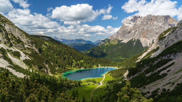Der Seebensee in in Tirol, &Ouml;sterreich, ist umrahmt von den hohen Bergen des Miemiger Gebirges. Gesehen von der Coburger H&uuml;tte mit Blick auf die Zugspitze.