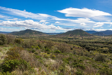 Paysage de ruffes rouges au nord du lac du Salagou et de l'ancien volcan du Cérébou depuis la plateau du Cayroux