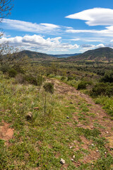 Paysage de ruffes rouges au nord du lac du Salagou et de l'ancien volcan du Cérébou depuis la plateau du Cayroux
