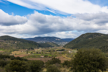 Paysage autour de l'autoroute A75 et des anciennes mines d'uranium près de Lodève