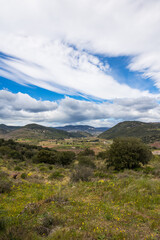 Paysage autour de l'autoroute A75 et des anciennes mines d'uranium près de Lodève