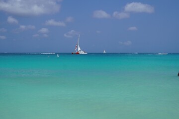 Obraz premium Turquoise Caribbean Waters and Sailboat off Eagle Beach , Aruba