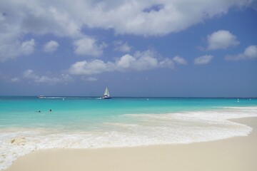 Fototapeta na wymiar Soft silky white sand and clear turquoise waters of Eagle Beach Aruba