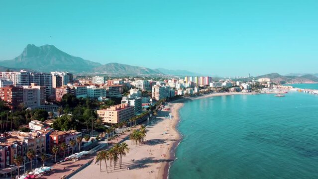 Vuelo de drone sobre la playa de Vila Joyosa, Espa&ntilde;a