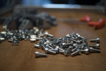 Screw screw to assemble the aluminum frame
