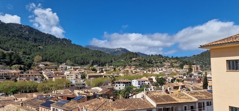 Esporles is an ancient land with an open valley and an enterprising, forward-looking town. The municipality stretches across the inner slopes of the Serra de Tramuntana, Mallorca's northern mountain r