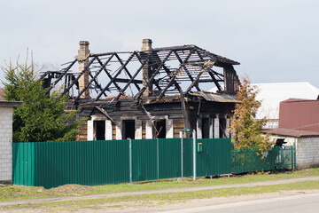 The burnt premises of the house and the roof with the attic after the fire.